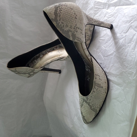 White, Light grey, and silver pointed toe heels with textured snake skin… - Picture 2 of 4